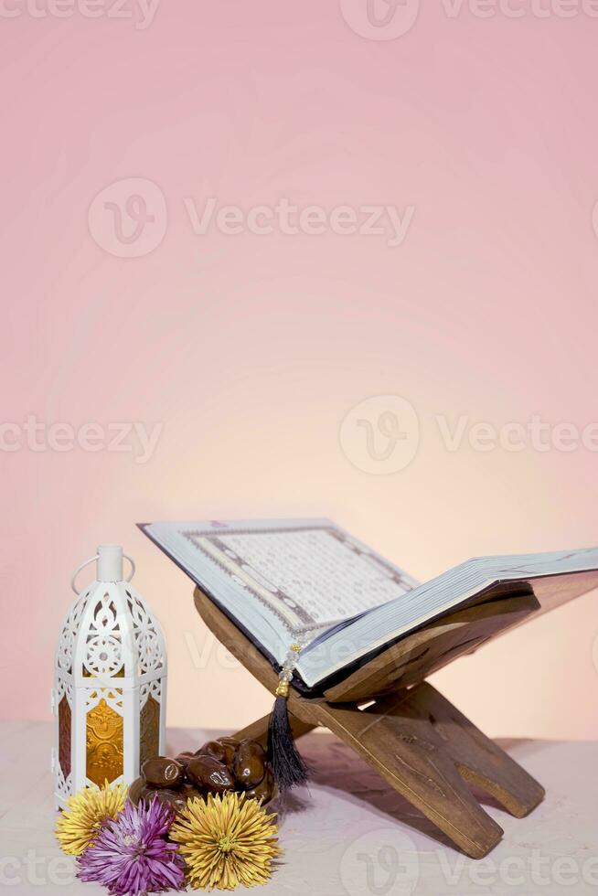 Ramadan achtergrond. rehal met Open koran. koran Open in houten placemat foto