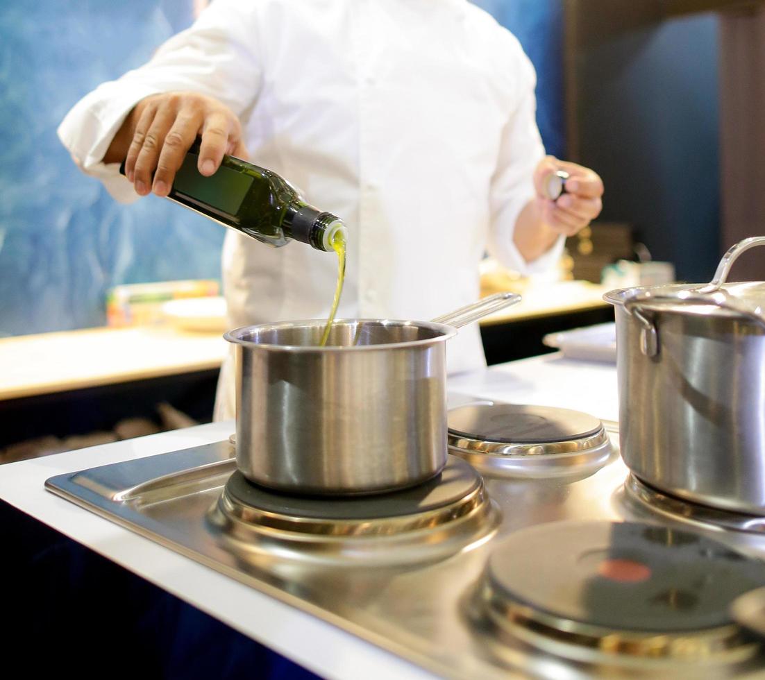 chef-kok die voedsel in de keuken kookt, chef-kok die voedsel bereidt foto