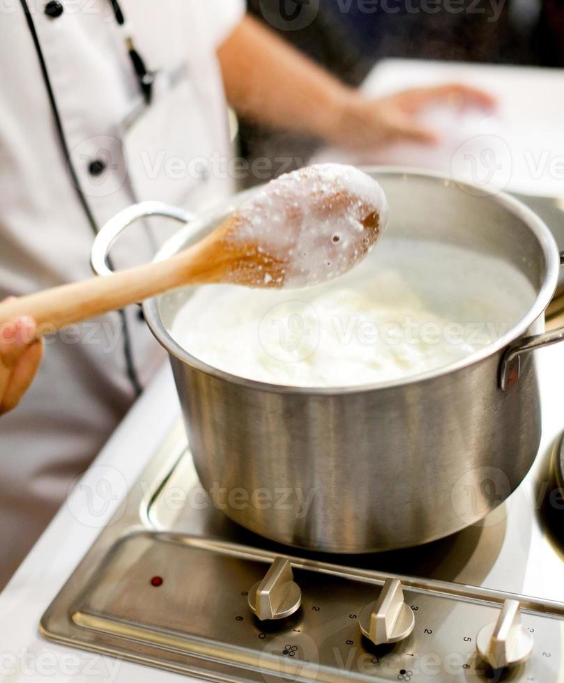 chef-kok die voedsel in de keuken kookt, chef-kok die voedsel bereidt foto