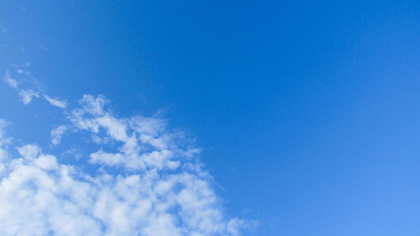 blauwe lucht en witte wolken. wolken tegen blauwe hemelachtergrond. foto