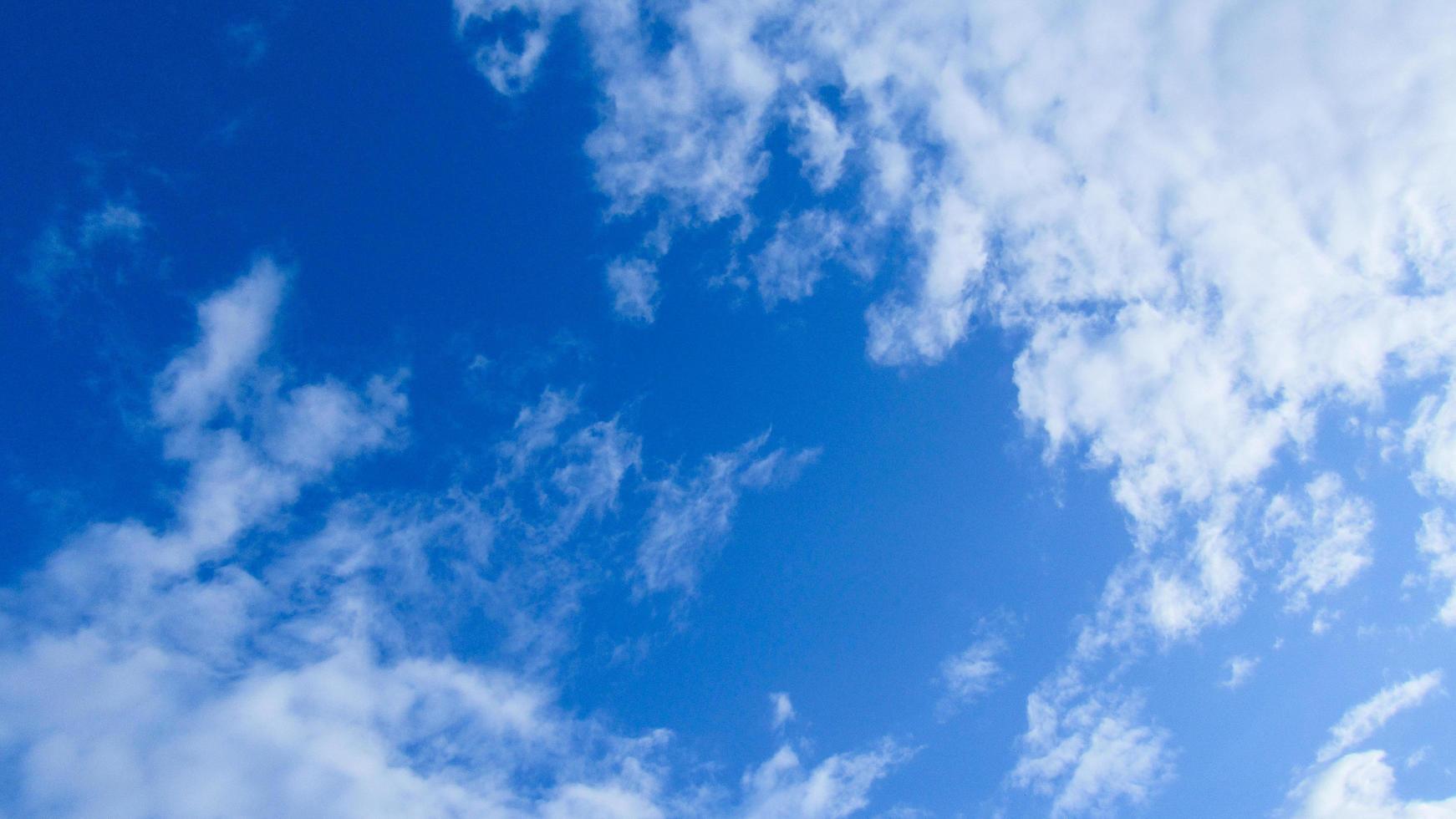 blauwe lucht en witte wolken. wolken tegen blauwe hemelachtergrond. foto