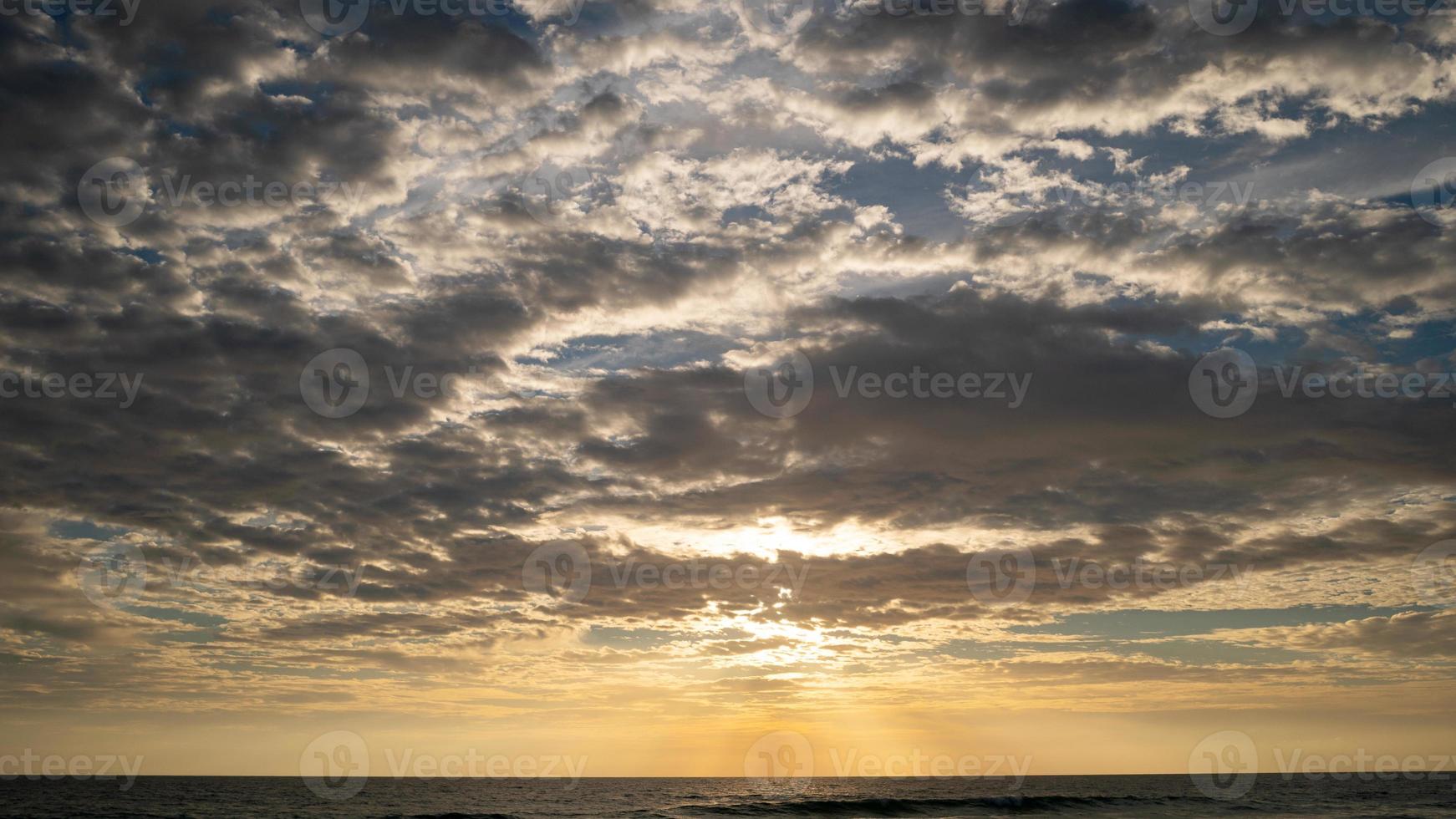 donkere wolken boven zee foto