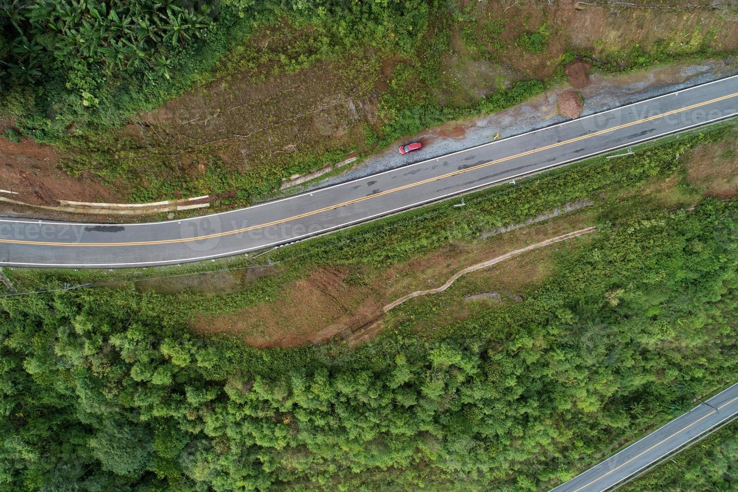 reizen op heuvelachtige weg in de lente luchtfoto foto