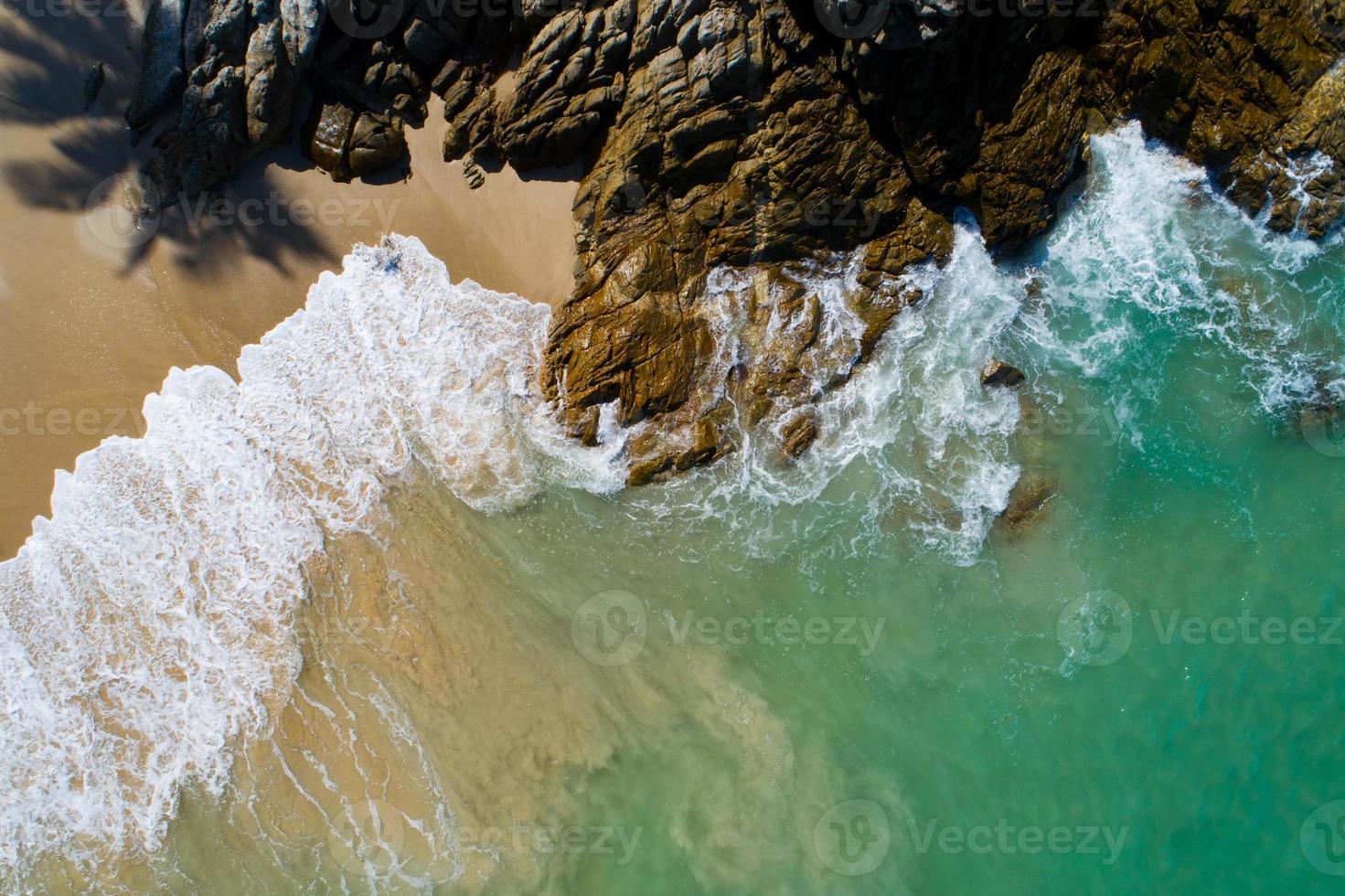 luchtfoto top-down kustgolf die op de kust crasht foto