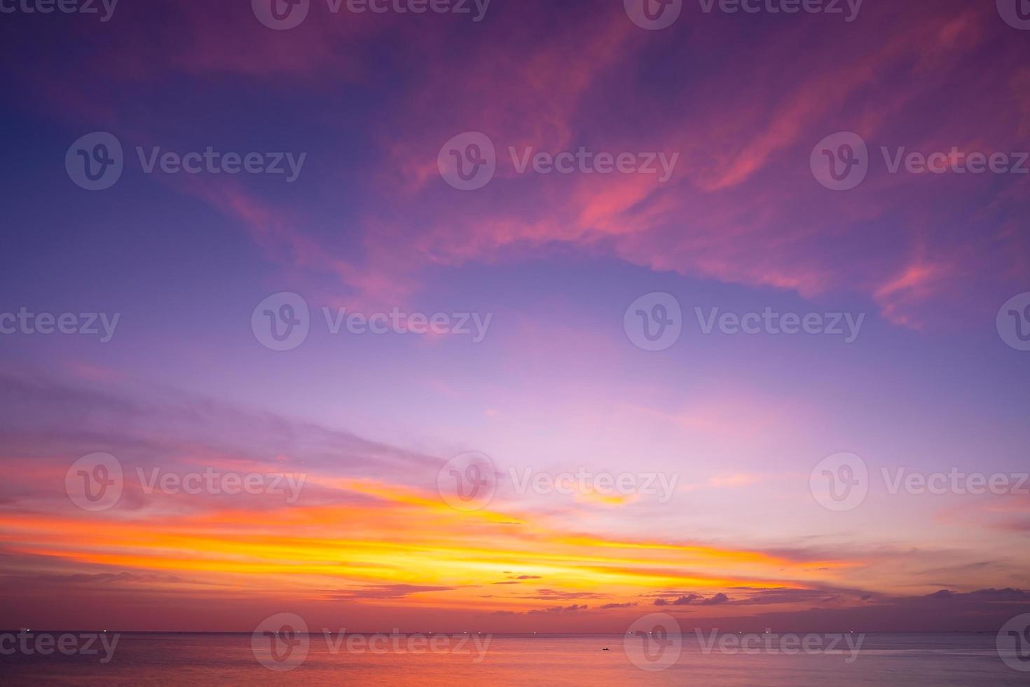 natuur hemel zonsondergang of zonsopgang boven zee foto