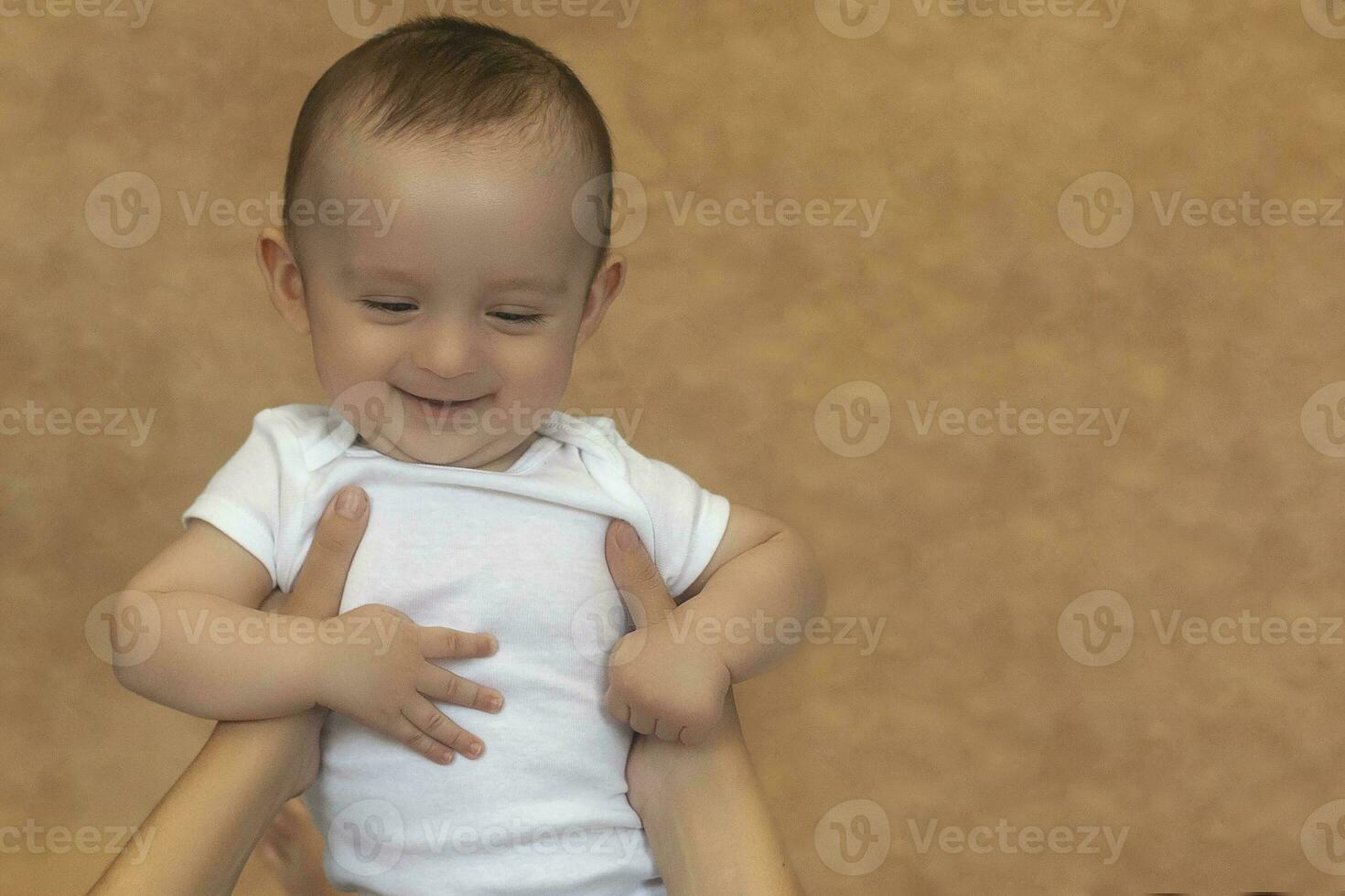 moeder en baby. mam Holding haar 6 maanden baby jongen. mooi baby jongen van zes maanden in zijn moeder handen. jong midden- oostelijk moeder Holding in haar armen haar weinig zoon foto