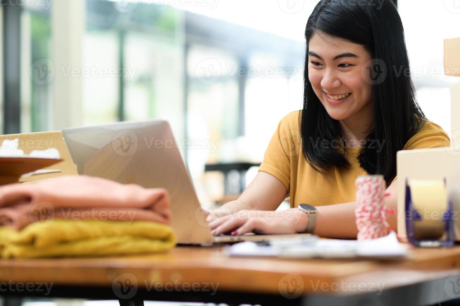 vrouw die producten verkoopt online videobellen met lachende klanten. foto