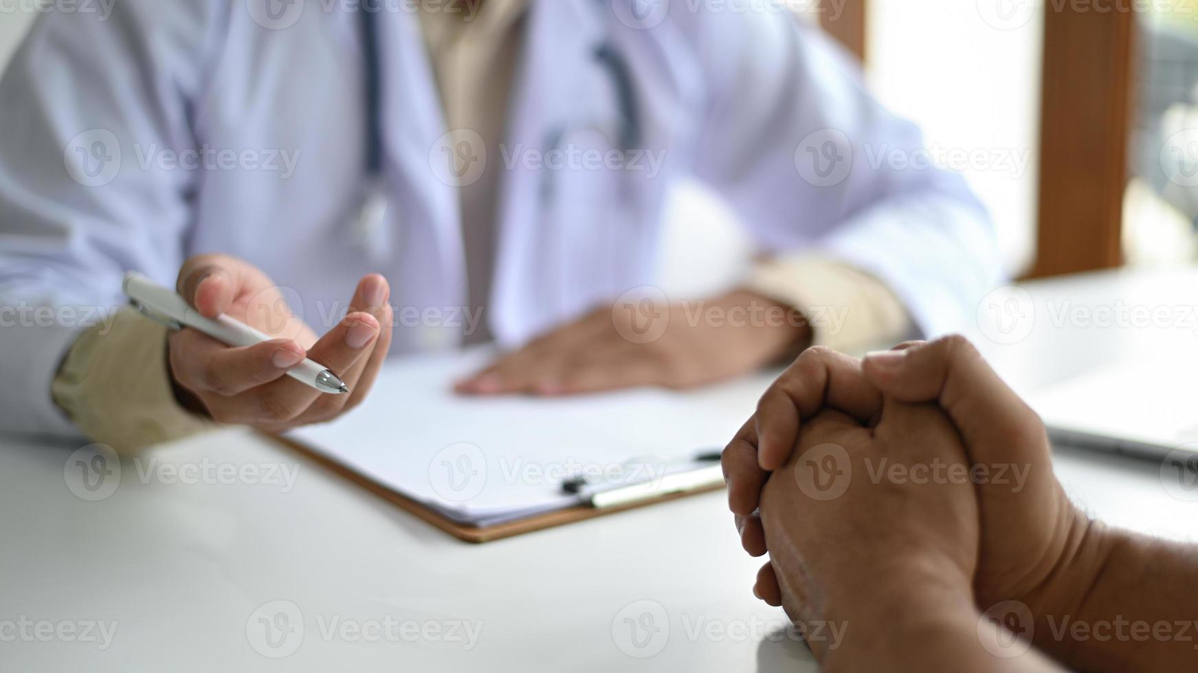 medisch concept, patiënten luisteren naar advies van medische professionals. foto