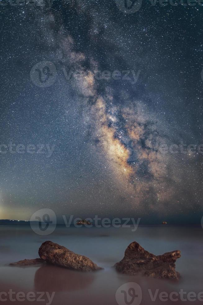 Melkwegstelsel boven het eiland Zakynthos, gevangen van het eiland Kefalonia, Griekenland. de nachtelijke hemel is astronomisch nauwkeurig. foto