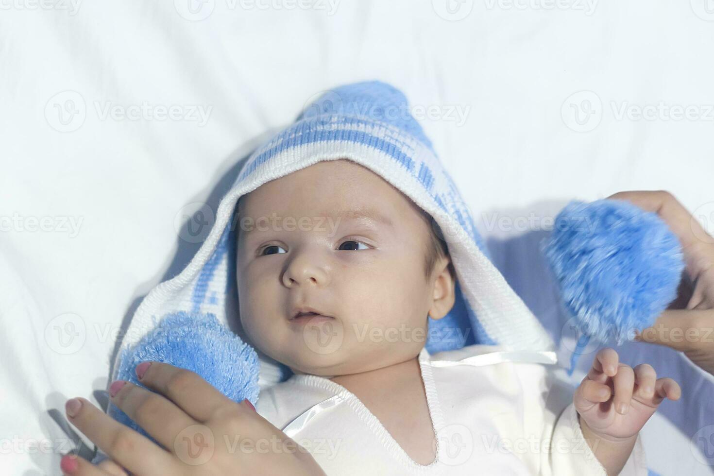 weinig schattig pasgeboren baby jongen foto