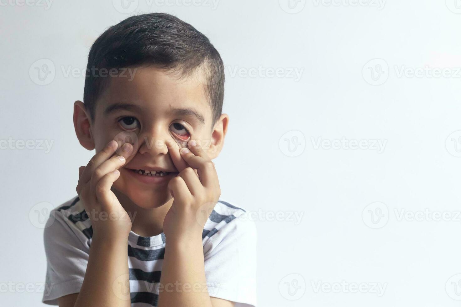 zes jaren jongen portret. onschuldig glimlachen weinig jongen Aan grijs achtergrond. weinig jongen verdraait zijn gezicht. mensen, kinderjaren levensstijl concept. foto