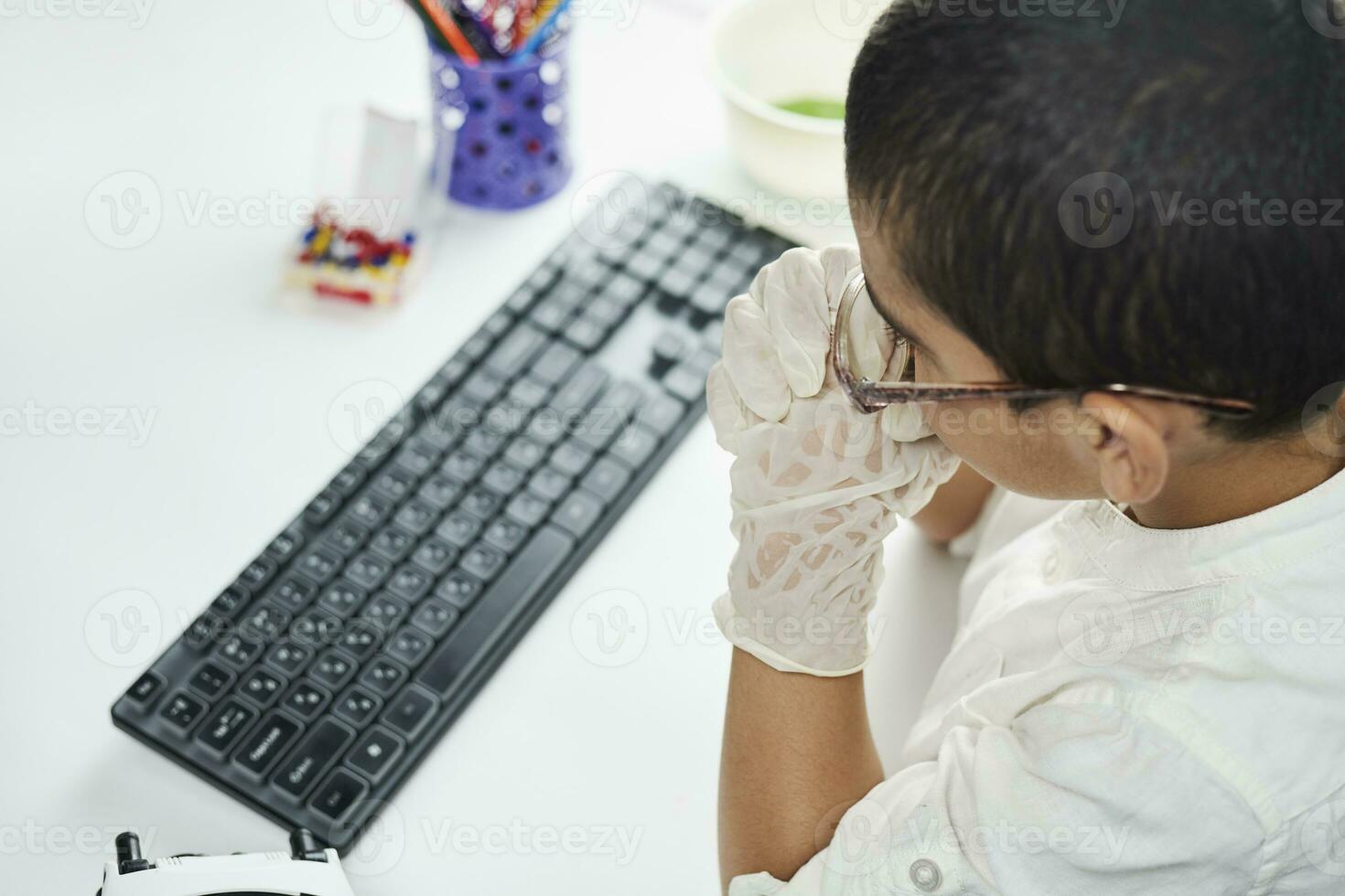 overhead visie van schooljongen typen Aan toetsenbord foto