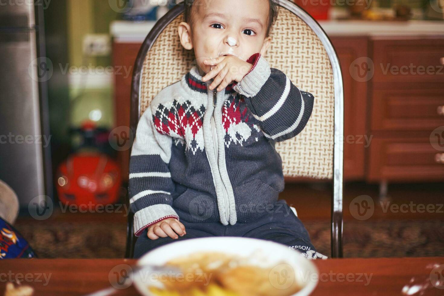 een weinig boos baby jongen foto