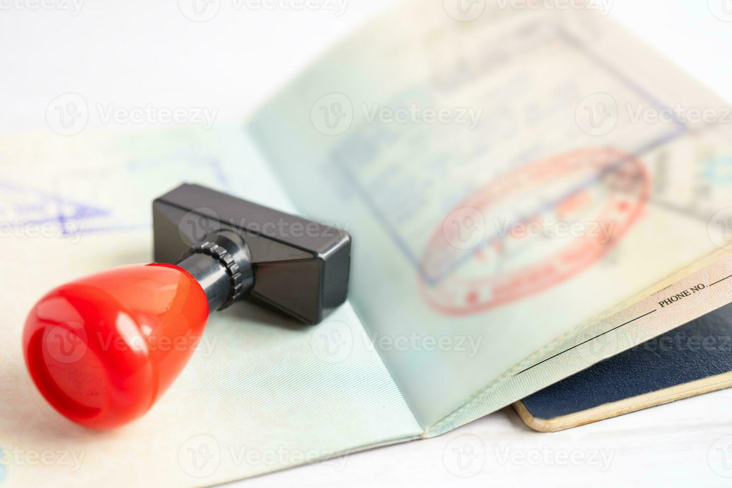 goedgekeurd postzegel Visa en paspoort document naar immigratie Bij luchthaven in land. foto