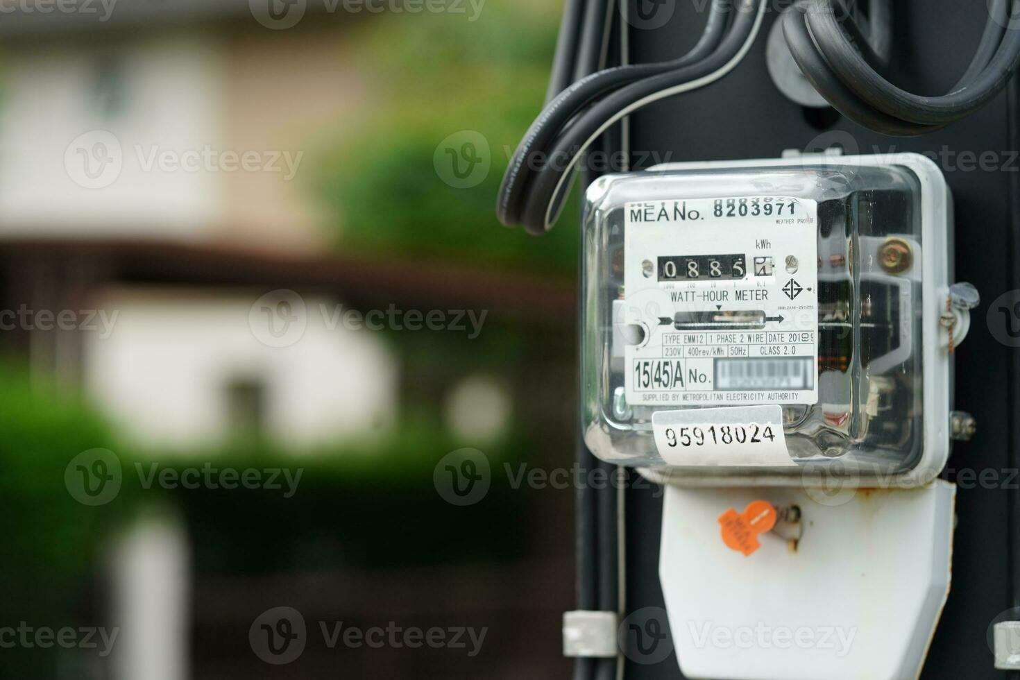 elektrische meetvermogensmeter voor energiekosten thuis en op kantoor. foto