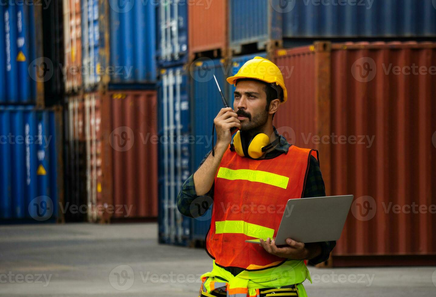 industrieel arbeider is controlerend houder bezig met laden in import-export bedrijf. foto