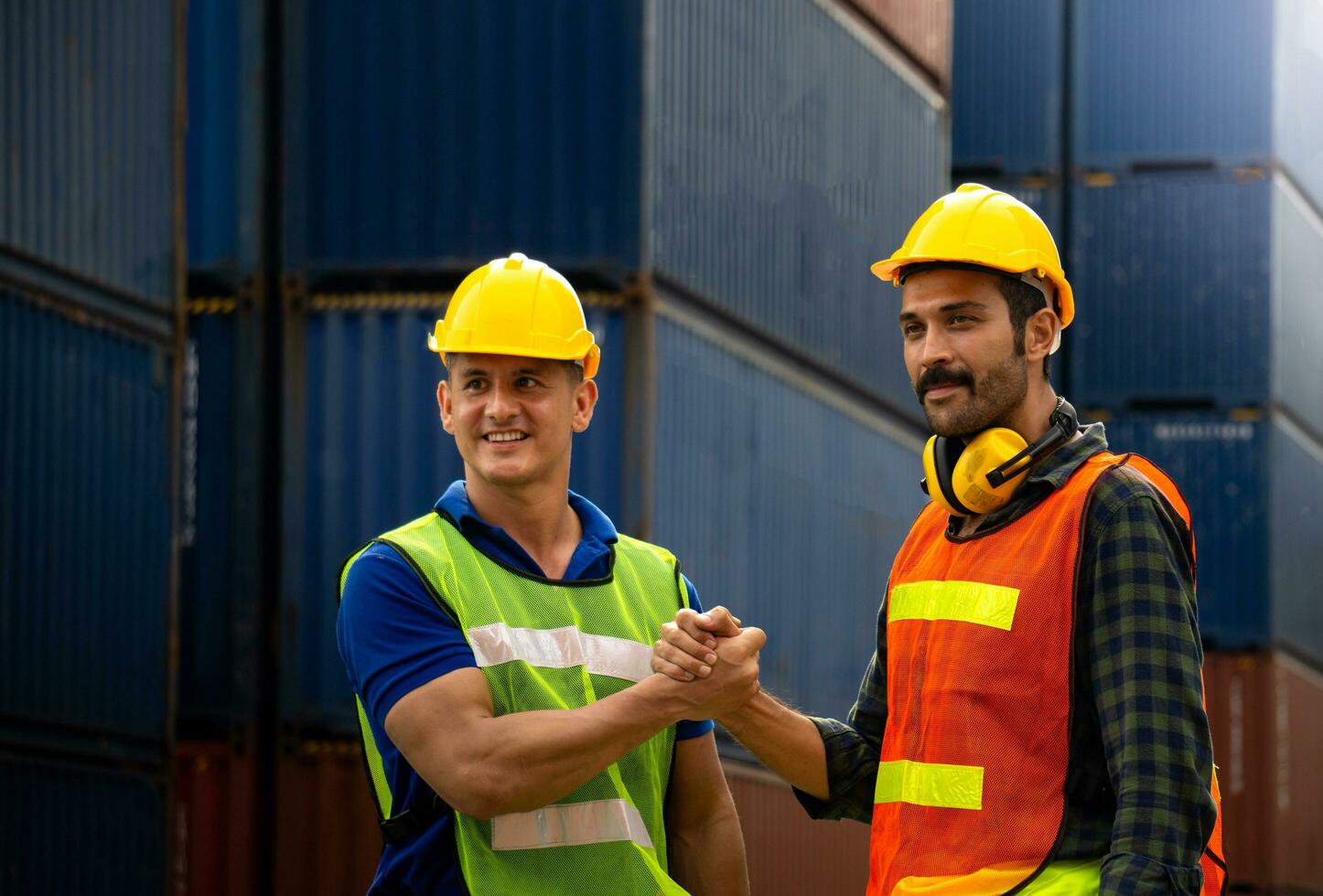 twee industrieel arbeiders of ingenieurs toetreden handen foto