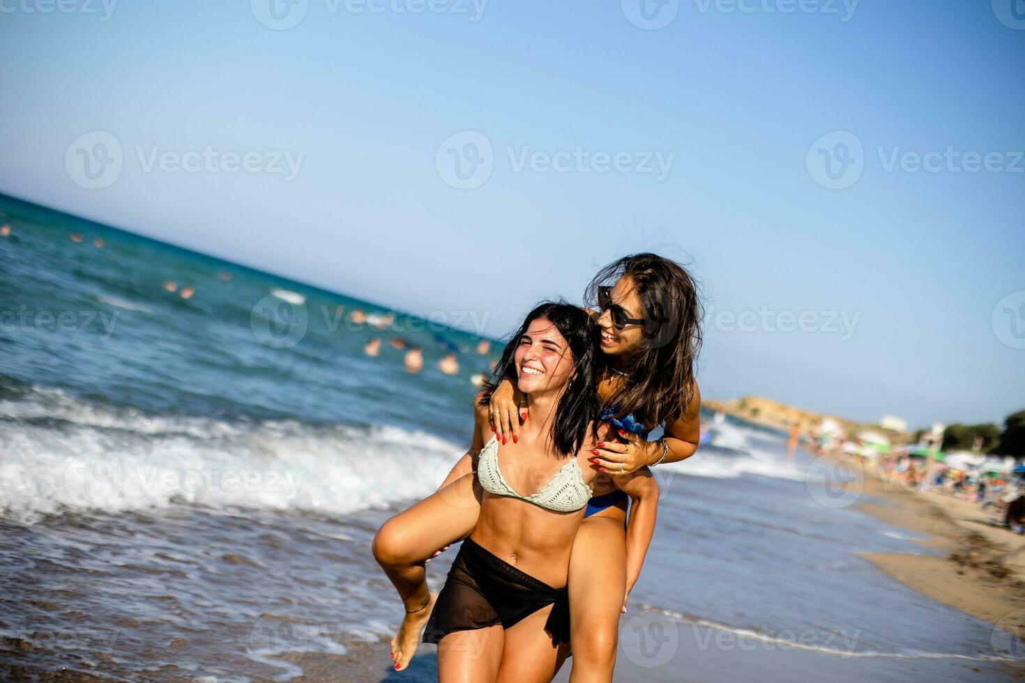 twee mooi jong vrouw hebben pret Aan de kust foto