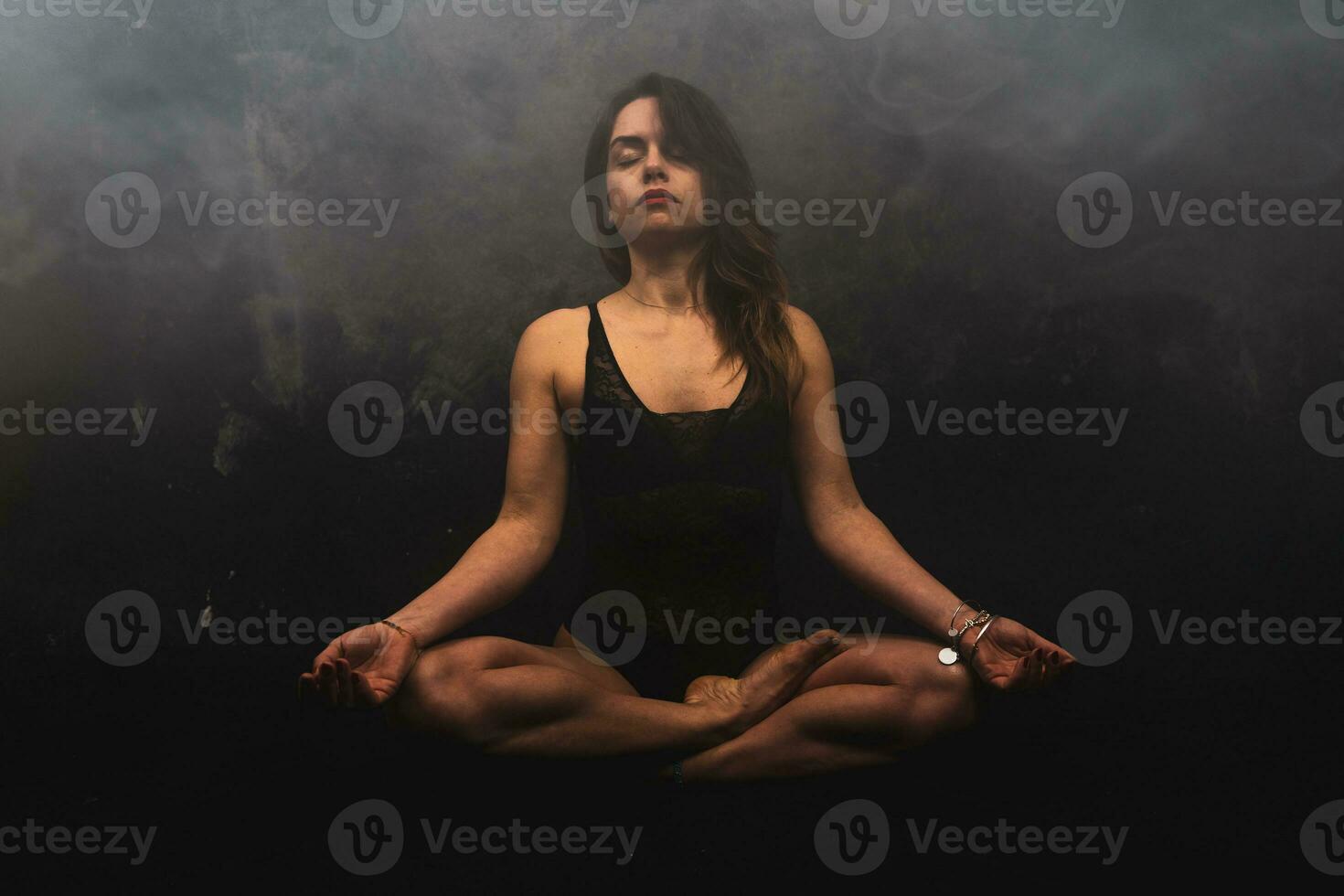 jong aantrekkelijk vrouw beoefenen yoga discipline in een mistig kamer foto