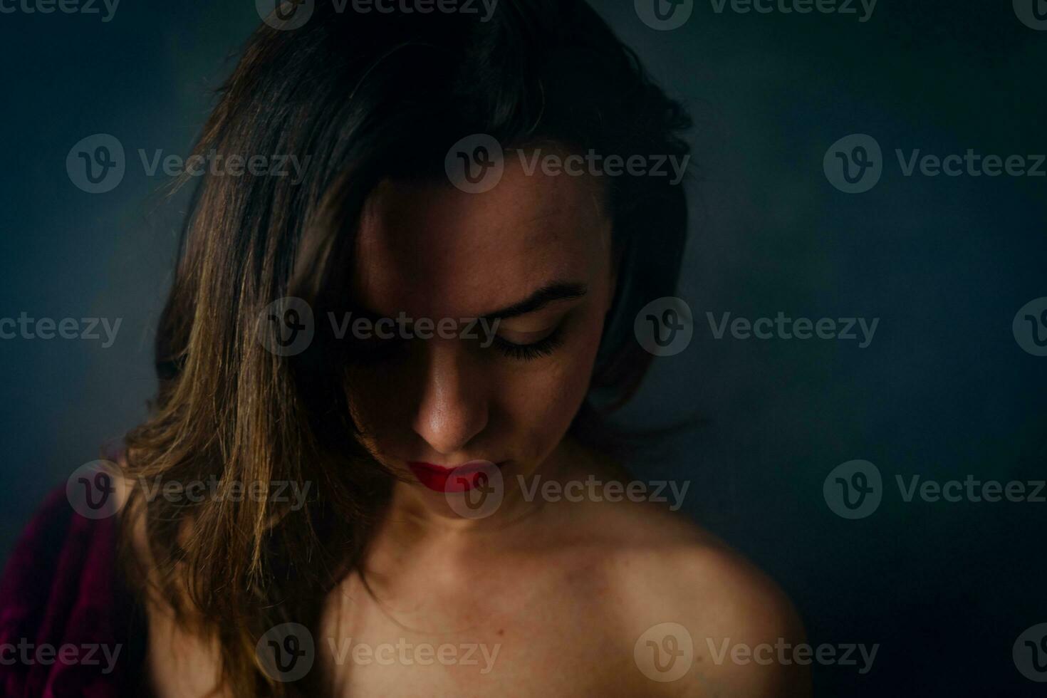 portret van jong mooi vrouw is hebben pret met een rood sjaal foto