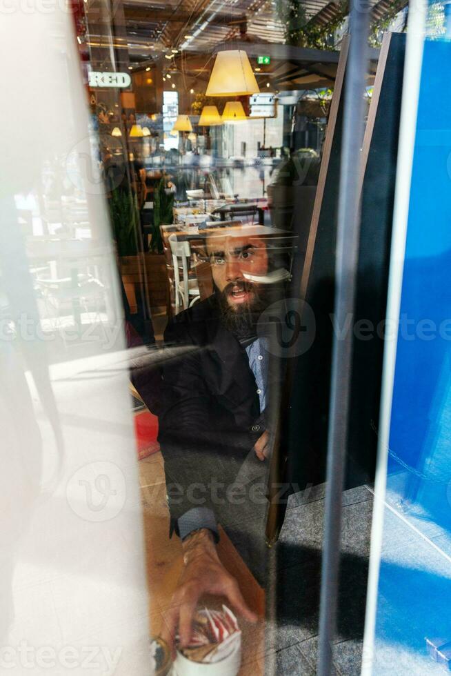 jong zakenman nemen een breken in een cafe foto