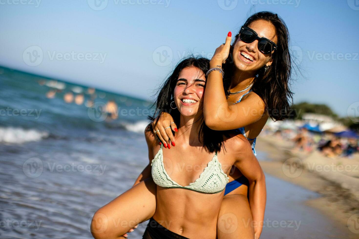 twee mooi jong vrouw hebben pret Aan de kust foto