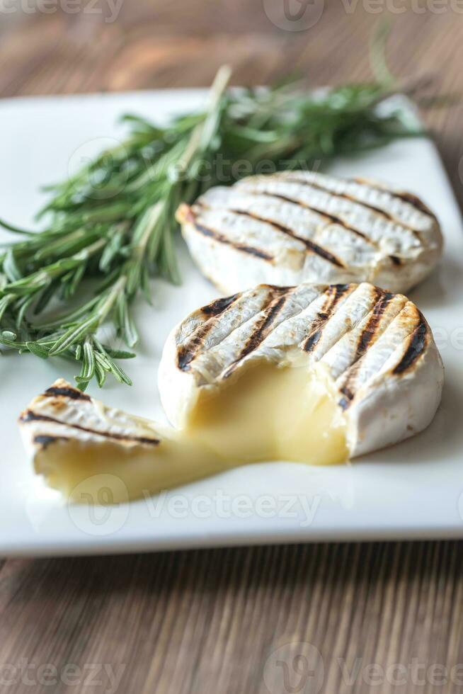 gegrild Camembert kaas met vers rozemarijn foto