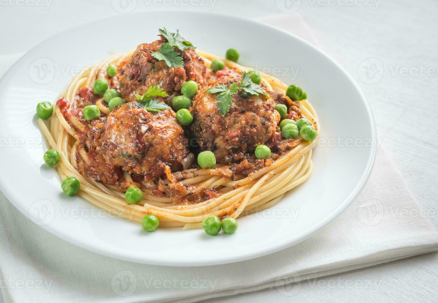 kalkoen gehaktballen met pasta en vers erwten foto