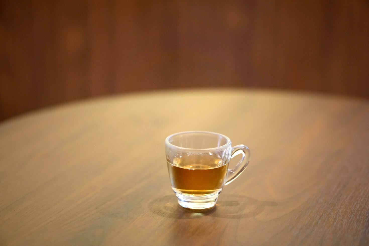 kop van lingzhi paddestoel heet thee Aan tafel. foto