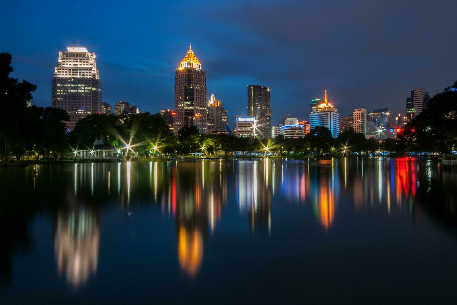 nacht tafereel van Bangkok Bij nacht van lumpini park foto