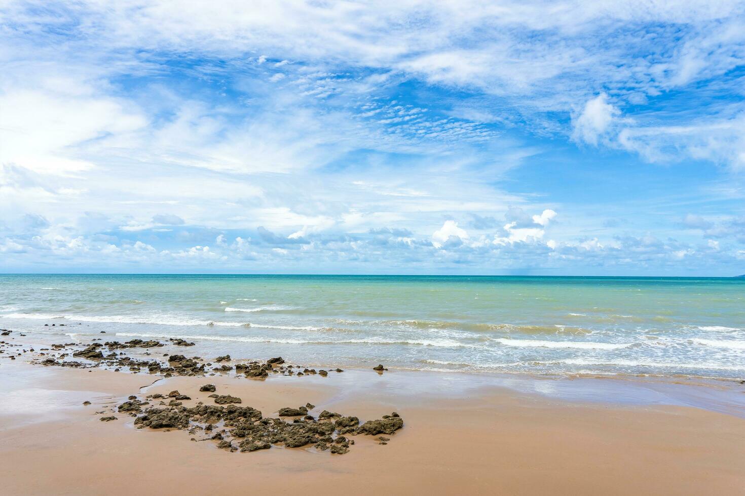 visie van transparant blauw zee water achtergrond foto