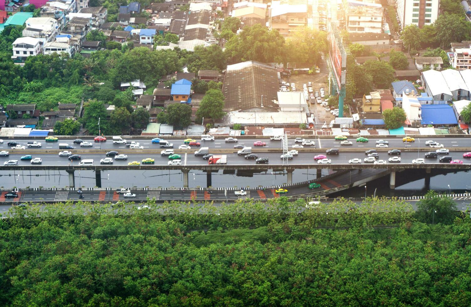 Bangkok stad en en verkeer jam in antenne visie foto