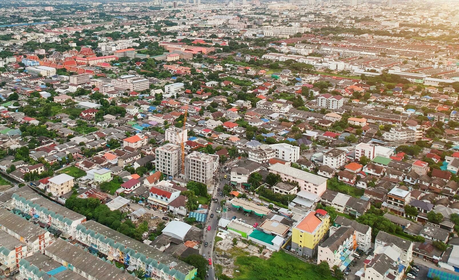 Bangkok stad Thailand in antenne visie Bij avond licht foto