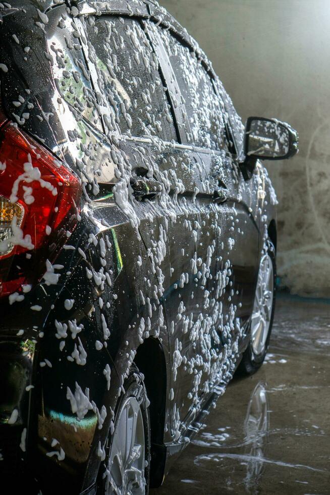 selectief focus van zwart auto wassen met zeep foto