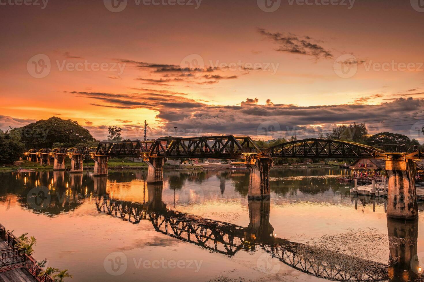 zonsondergang lucht over- dood spoorweg brug over- rivier- kwai Bij kanchanaburi, Thailand foto