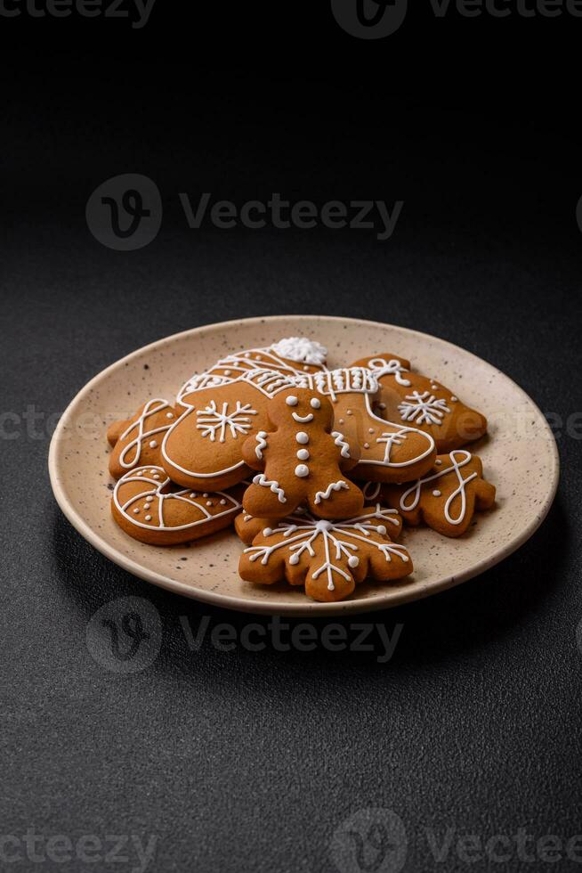 mooi Kerstmis peperkoek koekjes van verschillend kleuren Aan een keramisch bord foto