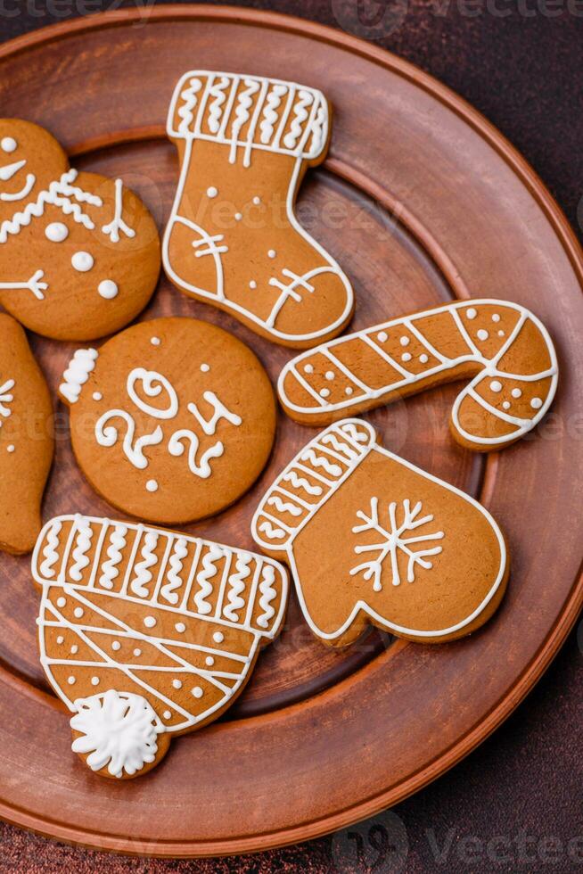 mooi Kerstmis peperkoek koekjes van verschillend kleuren Aan een keramisch bord foto