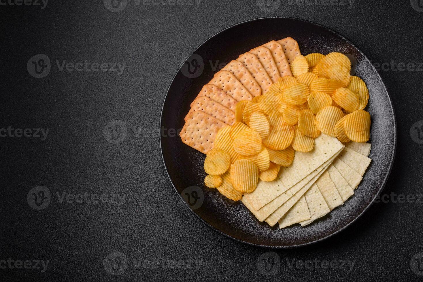 krokant aardappel chips met zout, specerijen en kruiden foto