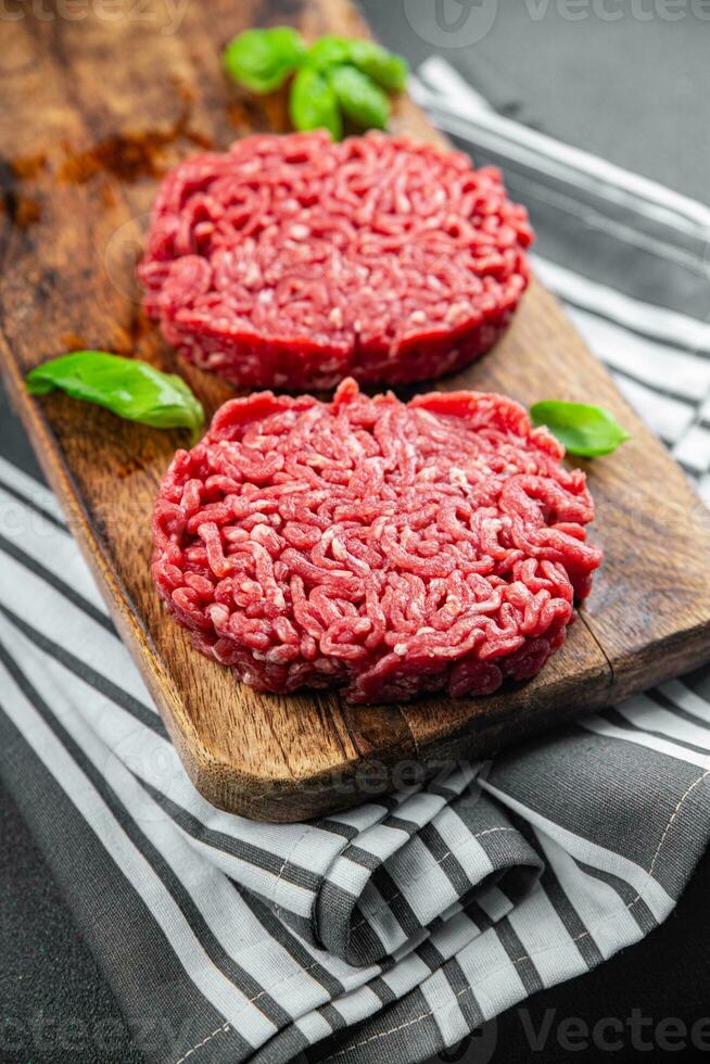 grond vlees rauw kotelet vers rundvlees vlees Hamburger aan het eten Koken voorafje maaltijd voedsel tussendoortje Aan de tafel kopiëren ruimte voedsel achtergrond rustiek top visie foto