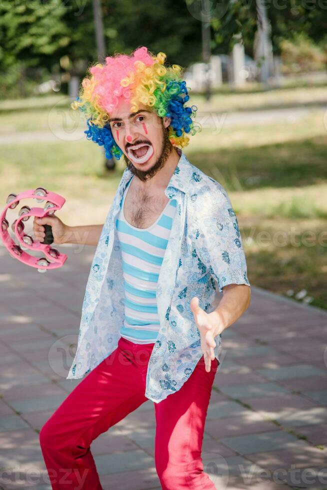 mime presteert in de park met ballonnen. clown shows pantomime Aan de straat. foto