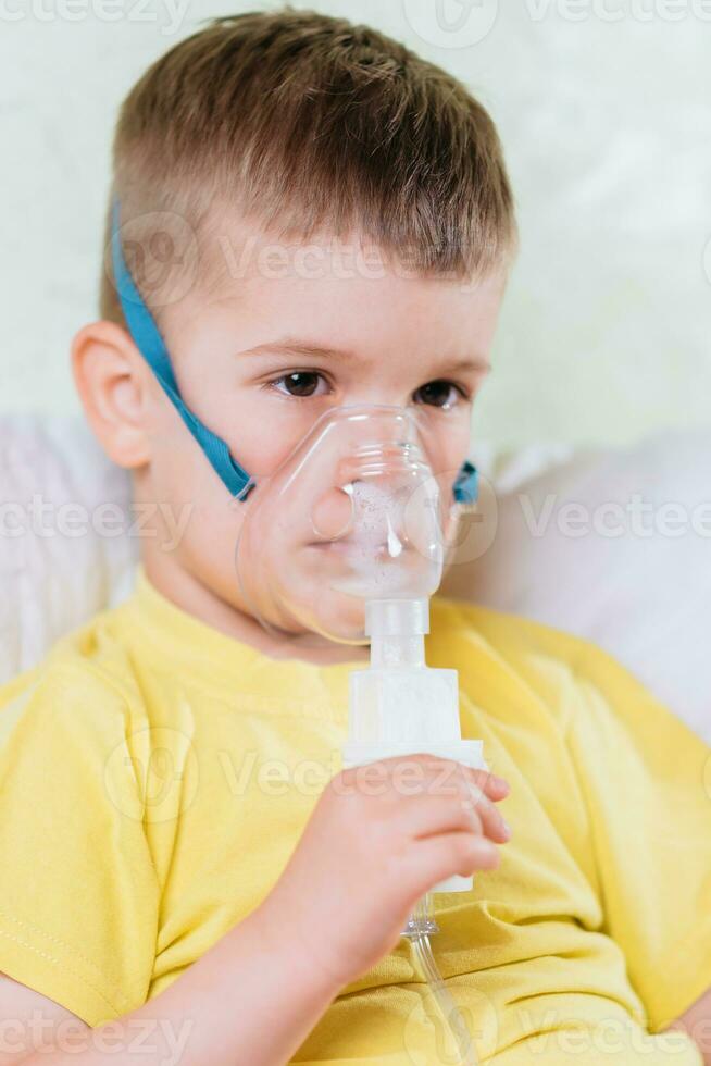 klein kind behandelt bronchitis inhalator Bij huis foto