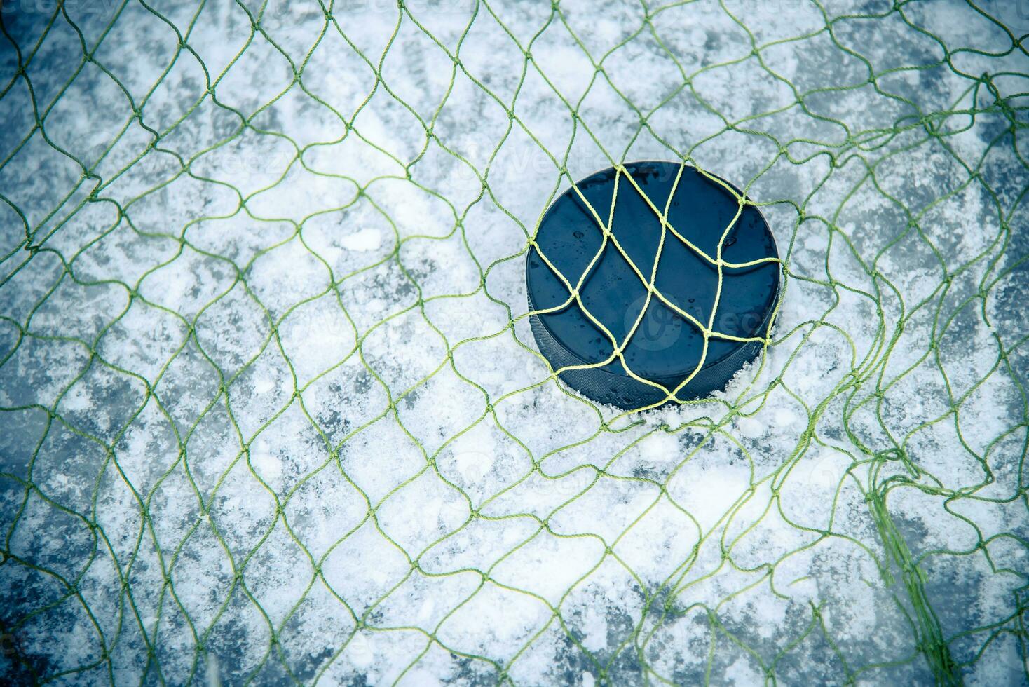 hockey puck in de doel netto detailopname foto