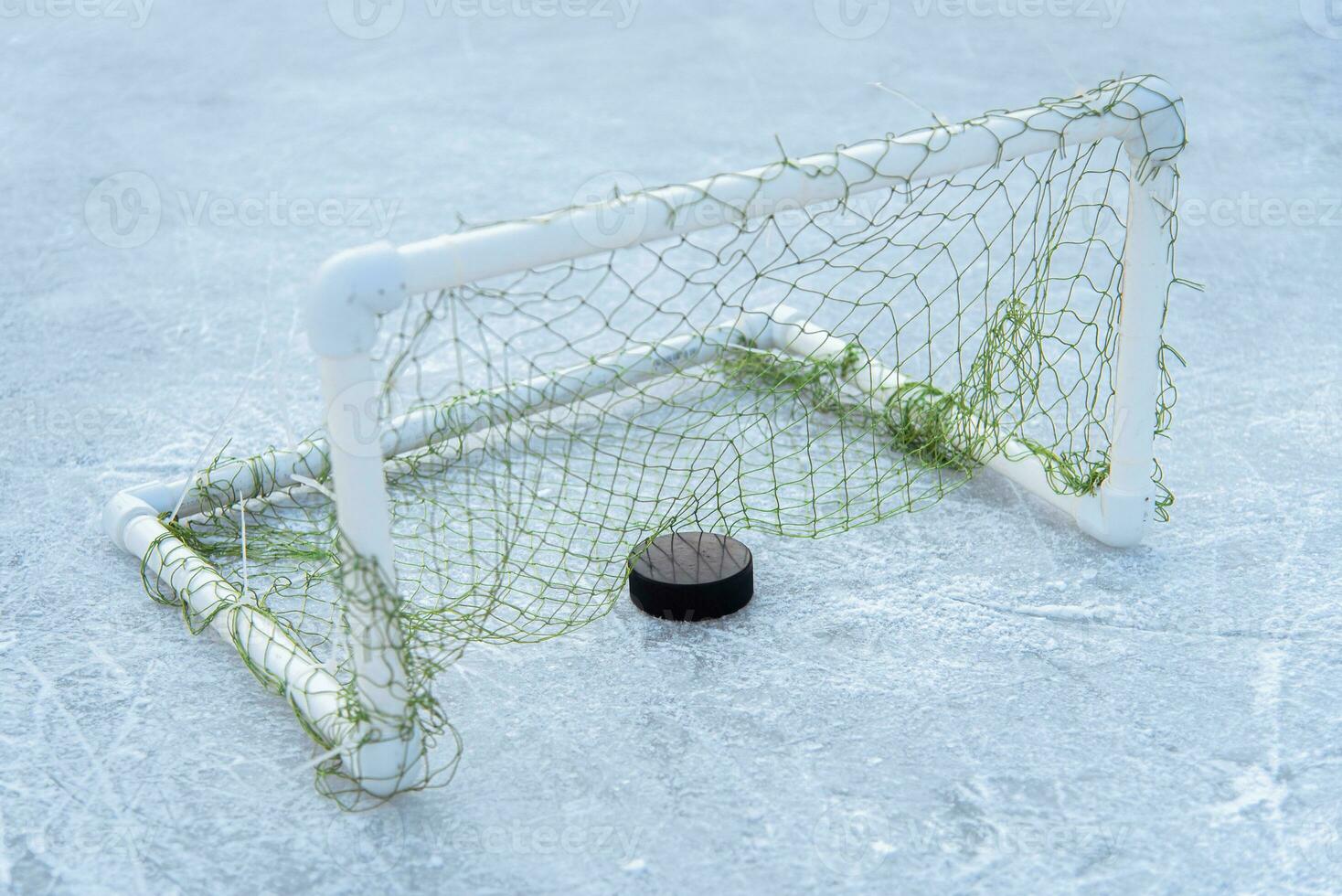 doel scoorde door een hockey puck in de doel netto foto