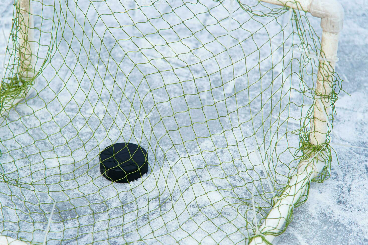 doel scoorde door een hockey puck in de doel netto foto