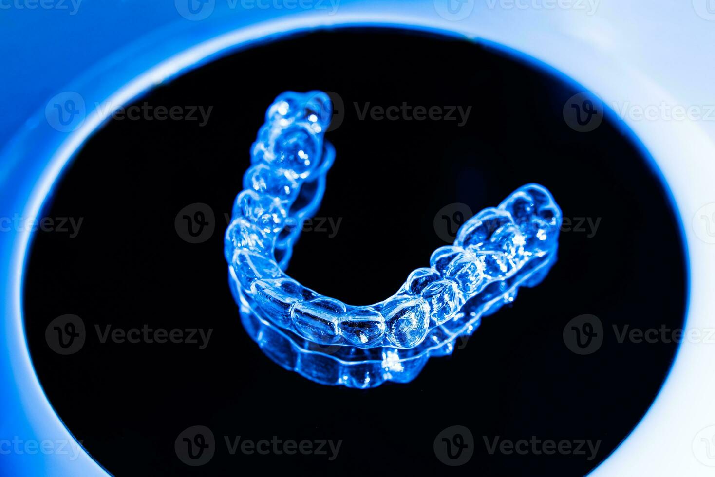 onzichtbaar aligners tanden vasthouders liggen Aan de spiegel foto