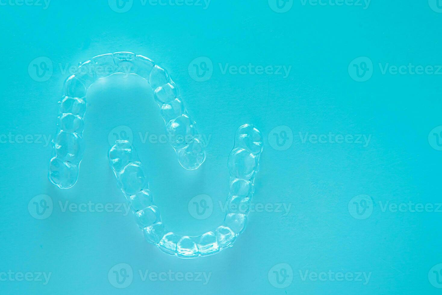 onzichtbaar tandheelkundig tanden haakjes tand aligners Aan turkoois achtergrond. plastic een beugel tandheelkunde vasthouders naar rechtzetten tanden. foto