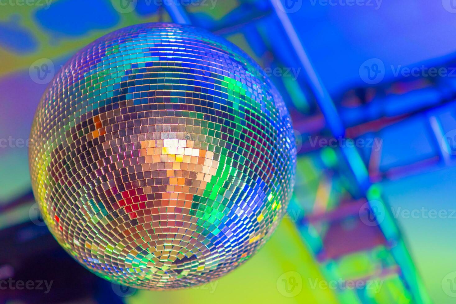 groot disco bal Aan een gekleurde achtergrond in een nachtclub foto
