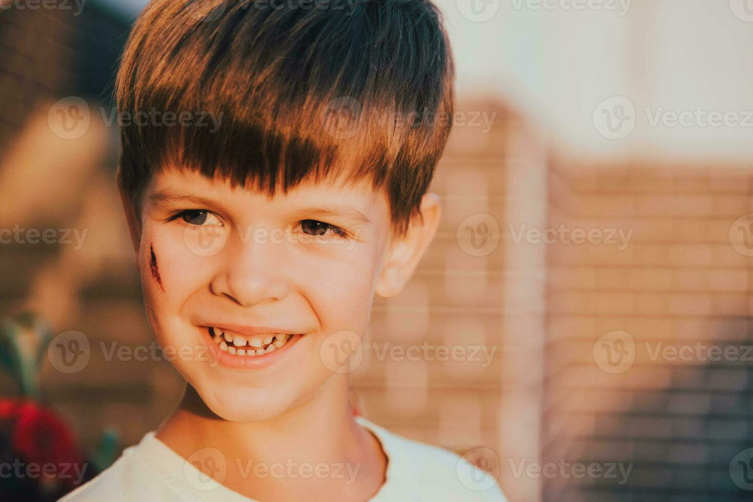 portret van een glimlachen kind met een litteken Aan zijn gezicht foto