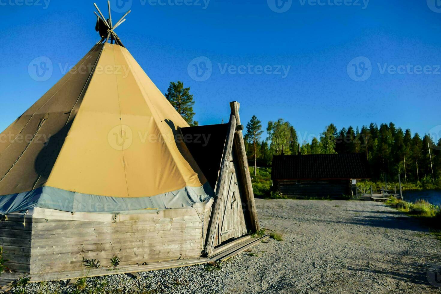 een Tipi is reeks omhoog Aan de kant van een grind weg foto