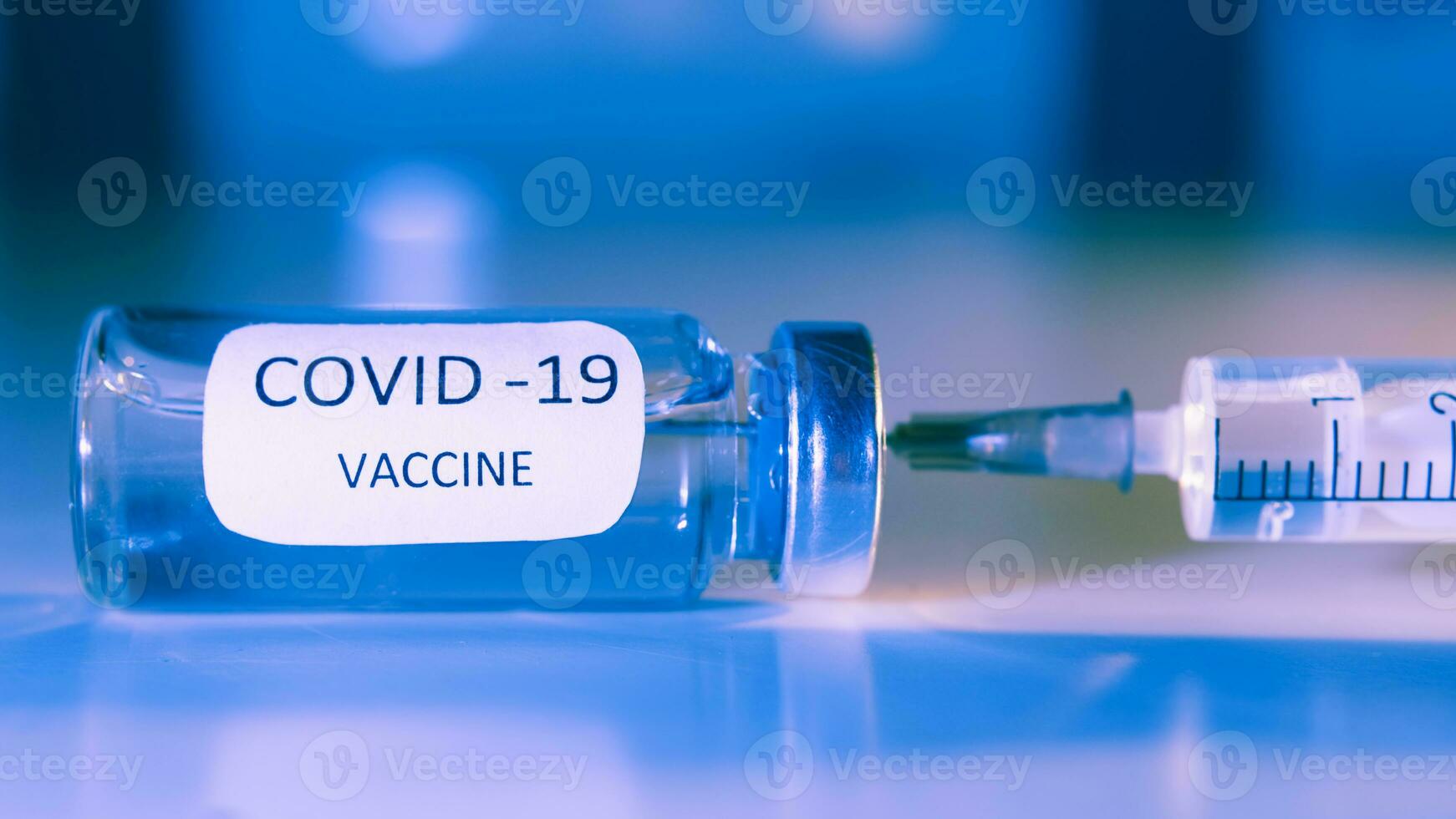 vaccinatie tegen coronavirus covid19. ampul en injectiespuit detailopname. concept foto